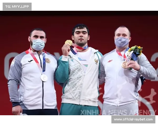 泰国选手噜奔判定胜乌兹别克斯坦选手,自由搏击77公斤级取胜 泰国选手噜奔判定胜乌兹别克斯坦选手,自由搏击77公斤级取胜