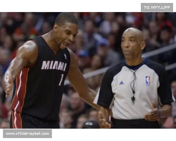 退役运动员转型裁判，严格执裁同时不忘鼓励紧张选手